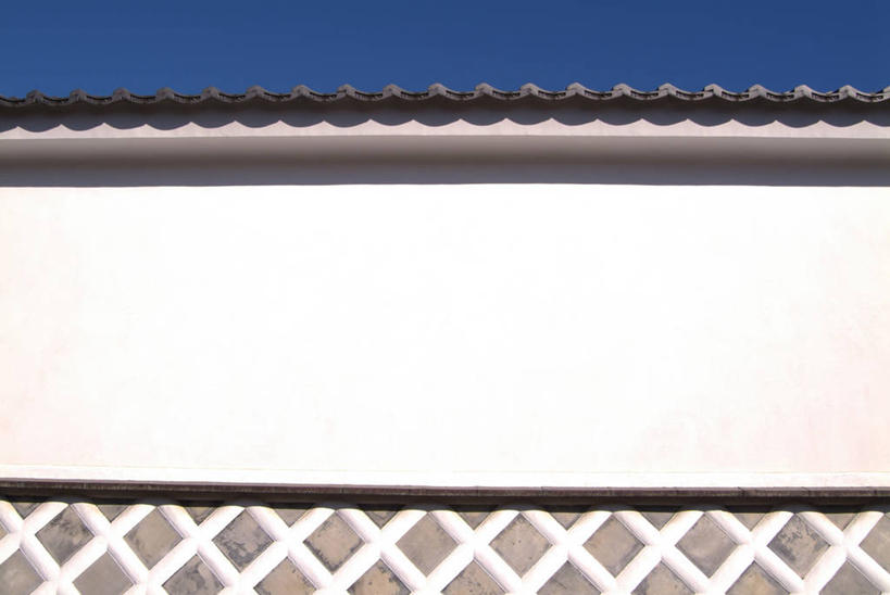 无人,横图,室外,白天,仰视,建筑,瓦片,墙,屋顶,顶棚,瓦,墙壁,墙面,蓝色,白色,蓝天,天空,天,建造,晴朗,屋瓦,万里无云,晴空,晴空万里,彩图,低角度拍摄