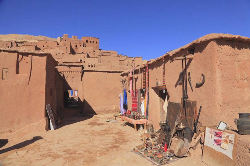 无人,家,商店,横图,室外,白天,正面,旅游,度假,名胜古迹,标志建筑,地标,建筑,非洲,摩洛哥,阴影,遗迹,光线,影子,房屋,屋子,古迹,文物,娱乐,建设,商铺,古建筑,楼房,住宅,蓝色,蓝天,天空,阳光,天,享受,休闲,旅游胜地,放松,晴朗,古文明,万里无云,阿非利加洲,市肆,商号,摩洛哥王国,瓦尔扎扎特,苏斯.马塞.德拉大区,晴空,晴空万里,彩图,房子,店铺,礼品店