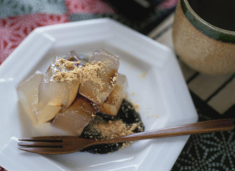 点心,无人,横图,俯视,室内,特写,白天,烹饪,下午茶,餐桌,桌子,餐具,阴影,反射,粘稠,木制,叉子,碟子,粉末,盘,影子,调料,日本料理,料理,食品,糖,调味品,调味料,菜肴,美食,食物,糕点,两个,盘子,木制品,碟,日式料理,日式,粉,佳肴,餐台,糖浆,淀粉,黏稠,餐叉,粉状,芡粉,团粉,浓厚,进餐用具,彩图,高角度拍摄,蛋糕