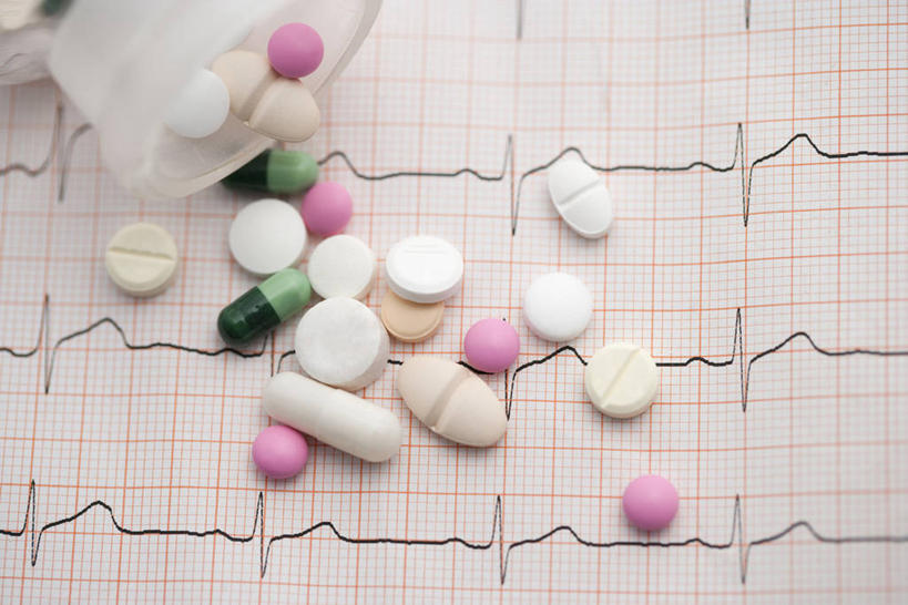 无人,横图,俯视,室内,特写,白天,安全,静物,许多,阴影,反射,科学,医学,线条,心电图,药剂,药瓶,药丸,影子,防护,很多,胶囊,药片,瓶子,塑料制品,药品,塑料瓶,治疗,保护,药物,医疗,科学技术,保险,预防,平安,彩图,高角度拍摄