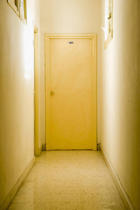 无人,宾馆,竖图,室内,白天,正面,门,酒店,阴影,反射,影子,墙,走道,走廊,过道,墙壁,墙面,门框,旅社,彩图,客店,客栈,旅店,旅馆,商旅