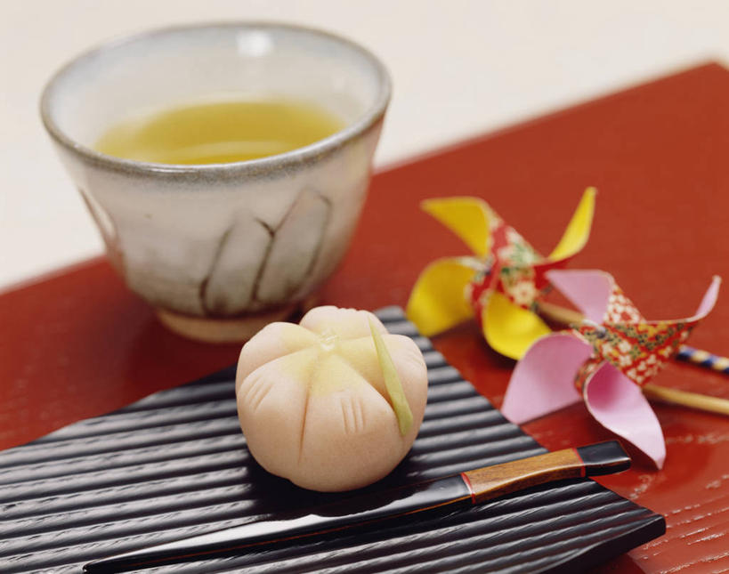 点心,无人,横图,俯视,室内,特写,白天,快乐,自由,幸福,餐桌,茶,桌子,杯子,风车,玩具,阴影,反射,影子,绿茶,茶叶,食品,甜点,甜品,一杯,娱乐,食物,糕点,两个,水杯,甜食,享受,休闲,温馨,喜庆,放松,活力,乐趣,摄影,影棚,餐台,希望,草饼,吉祥,提神,舒适,象征,醒脑,和平,梦想,忠诚,进取,灵动,勇敢,勤奋,麻糬,团结,幸运,茶杯,彩图,高角度拍摄,影棚拍摄,拍摄,不发酵茶,苦茗