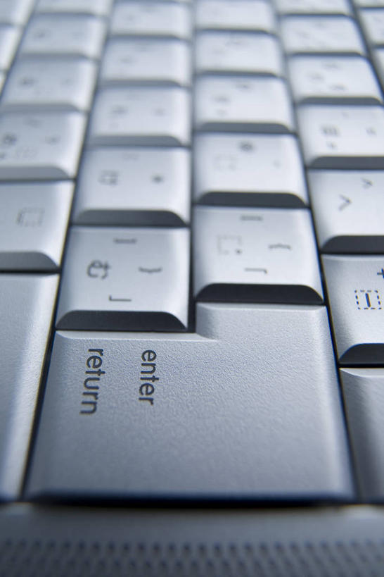 无人,竖图,俯视,室内,特写,白天,键盘,静物,阴影,朦胧,模糊,反射,英文,标志,数字,文字,影子,字符,字母,输入设备,通讯设备,标识,阿拉伯数字,英文字母,通信设备,确认,回车,回车键,换行,执行,电脑键盘,彩图,高角度拍摄