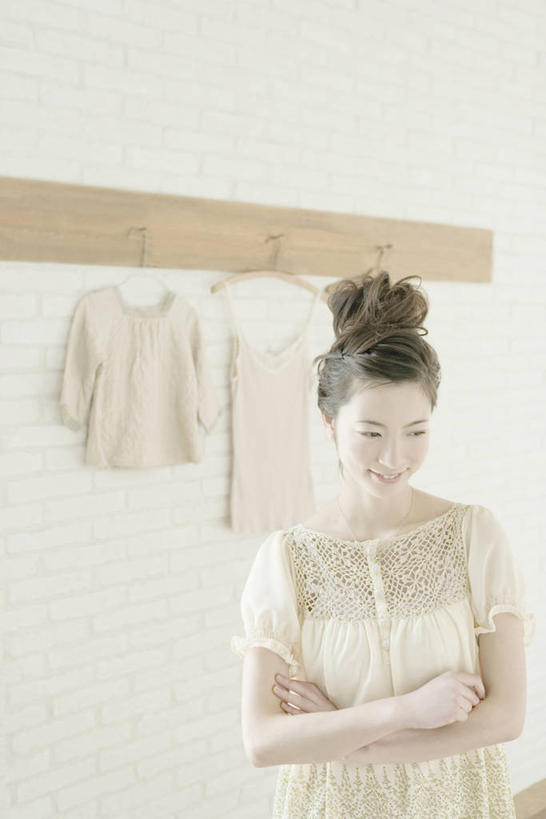 东方人,一个人,站,笑,双手交叉,微笑,竖图,室内,白天,正面,亚洲,仅一个年轻女性,仅一个女性,仅一个人,吊挂,悬挂,阴影,服装,反射,木制,影子,墙,挂,注视,休闲装,黄种人,架子,墙壁,墙面,衣服,白色,木制品,观察,看,站着,休闲,休闲服,服饰,观看,察看,双手抱胸,关注,衣帽架,年轻女性,女人,女性,亚洲人,站立,半身,彩图