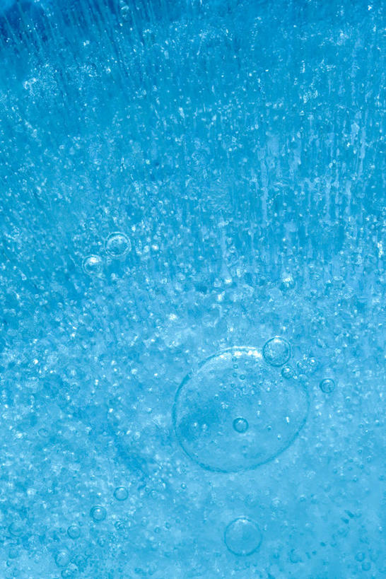 无人,竖图,俯视,室内,特写,白天,朦胧,模糊,透明,冰,冰块,冷冻,蓝色,泡泡,寒冷,冷藏,冰冷,保鲜,理智,沉静,冷色,高深,冷淡,彩图,高角度拍摄