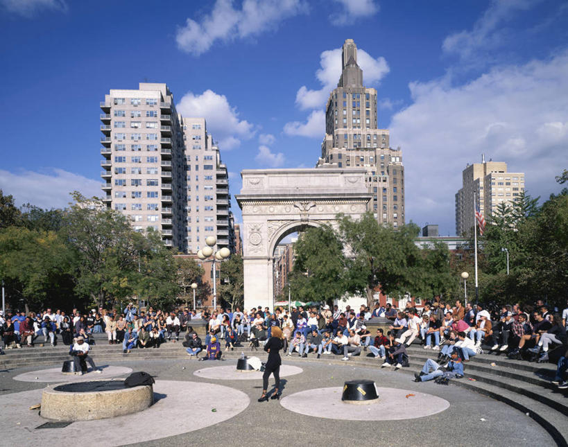 西方人,公园,家,高楼大厦,站,走,横图,室外,白天,正面,旅游,度假,植物,楼梯,标志建筑,大厦,地标,建筑,路灯,摩天大楼,照明,欧洲,纽约,美国,欧洲人,行人,游客,游人,阴影,服装,光线,影子,房屋,阶梯,屋子,乡村,云,云朵,灯光,曼哈顿,许多人,云彩,注视,休闲装,娱乐,建设,楼房,路人,旅客,台阶,住宅,灯,树,树木,衣服,蓝色,绿色,白云,蓝天,天空,阳光,自然,村庄,天,观察,看,站着,一群人,享受,休闲,休闲服,旅游胜地,放松,服饰,生长,晴朗,成长,观看,照亮,察看,北美,北美洲,照明设备,关注,美洲,纽约市,纽约州,帝国之州,帝国州,北亚美利加洲,亚美利加洲,格林威治村,格林尼治村,西村,过客,华盛顿广场公园,男人,男性,年轻男性,年轻女性,女人,女性,白种人,晴空,步行,散步,站立,走路,半身,彩图,房子,大楼,高层建筑,高楼,摩天楼,美利坚合众国,曼哈顿区,纽约县,曼哈顿岛