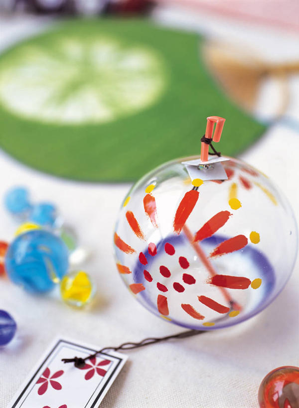 无人,竖图,俯视,室内,特写,白天,白色背景,幸福,运气,静物,风铃,阴影,朦胧,模糊,反射,扇子,影子,清凉,凉爽,文化,祈祷,祈福,警示,许愿,摄影,影棚,祈求,吉祥,平和,问候,警惕,思念,想念,玉振,幸运,占风铎,彩图,高角度拍摄,影棚拍摄,拍摄,和风扇,和风扇子,凉扇,日式风铃,传统文化