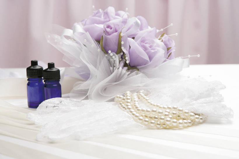 无人,横图,俯视,室内,特写,白天,阴影,盛开,反射,捧花,手捧花,影子,花蕾,花,花瓣,花朵,鲜花,两个,精油,瓶子,塑料制品,花束,花苞,花蕊,塑料瓶,芳香植物,婚礼捧花,芳香油,挥发油,香精油,彩图,高角度拍摄