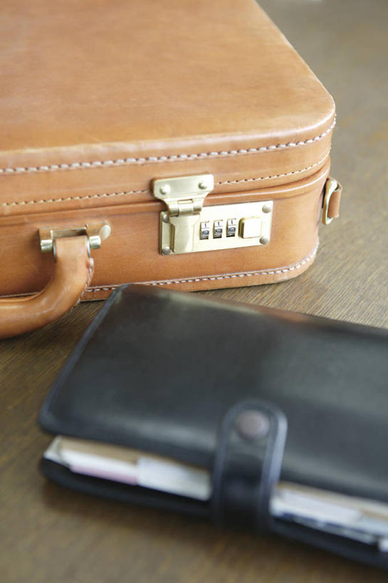 无人,竖图,俯视,室内,特写,白天,静物,阴影,反射,包,影子,记事本,旅行包,两个,本子,笔记本,旅游包,提包,彩图,高角度拍摄