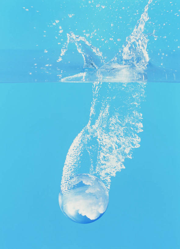 无人,竖图,室内,特写,白天,正面,水,飞溅,蓝色背景,溅,透明,液体,水滴,水晶,水珠,一个,球体,水晶球,摄影,影棚,单个,喷洒,彩图,影棚拍摄,拍摄