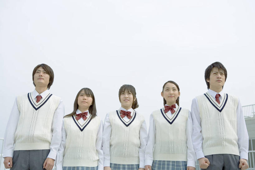 东方人,伙伴,朋友,站,笑,微笑,横图,室外,白天,正面,毛衣,制服,友谊,亚洲,五个人,一排,服装,整齐,领结,许多人,注视,黄种人,排列,天空,天,观察,看,站着,一群人,同学,校服,观看,察看,校友,队列,关注,线衫,学生服,同窗,学友,毛线衣,绒线衣,友情,男人,男性,年轻男性,年轻女性,女人,女性,亚洲人,站立,半身,彩图,绒衣,套衫,套头毛衣,线衣,日本校服