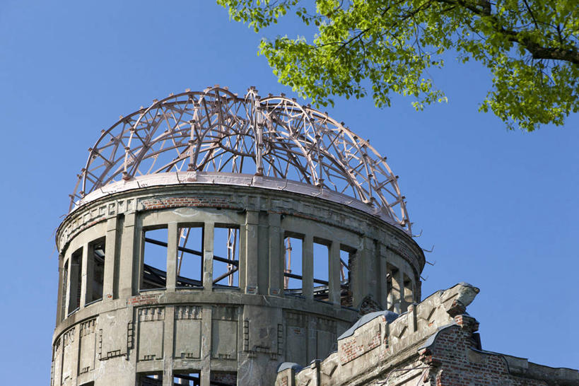 无人,公园,栏杆,横图,室外,白天,仰视,旅游,度假,植物,标志建筑,地标,建筑,广岛县,日本,亚洲,阴影,光线,影子,屋顶,围栏,枝条,顶棚,娱乐,建设,护栏,树,树木,树枝,蓝色,绿色,蓝天,天空,阳光,自然,天,享受,休闲,旅游胜地,放松,生长,晴朗,成长,东亚,本州,万里无云,本州岛,日本国,广岛和平纪念公园,広岛,中国地方,虬枝,枝杈,晴空,晴空万里,彩图,低角度拍摄,广岛和平纪念资料馆