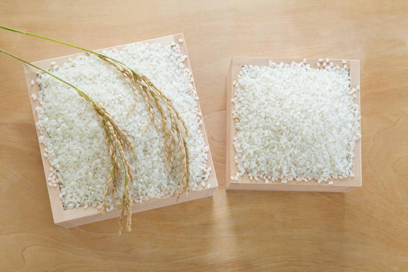 无人,横图,俯视,室内,特写,白天,农作物,小麦,餐桌,桌子,一堆,许多,阴影,堆叠,堆积,反射,木制,木盒,影子,谷类,谷物,米,很多,大米,两个,木制品,容器,麦子,餐台,储藏,堆,储存,彩图,高角度拍摄,贮存