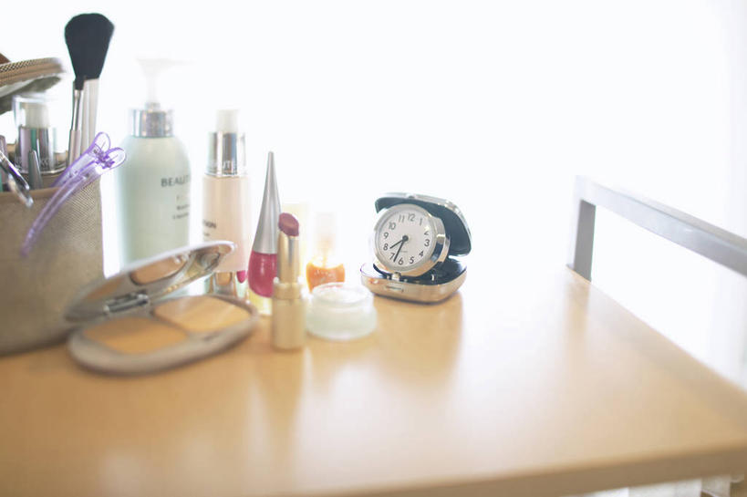 无人,横图,俯视,室内,白天,桌面,桌子,静物,椅子,阴影,时间,反射,木制,粉饼,时钟,影子,木椅,木桌,计时,唇膏,化妆品,化妆刷,木制品,瓶子,刷子,塑料制品,口红,钟表,表,塑料瓶,座钟,修饰,美容工具,护肤品,化妆用品,喷雾瓶,护肤用品,遮盖,彩妆刷,化妆工具,吸脂,蜜粉刷,唇棒,钟,彩图,高角度拍摄,喷瓶,木桌子,防晒