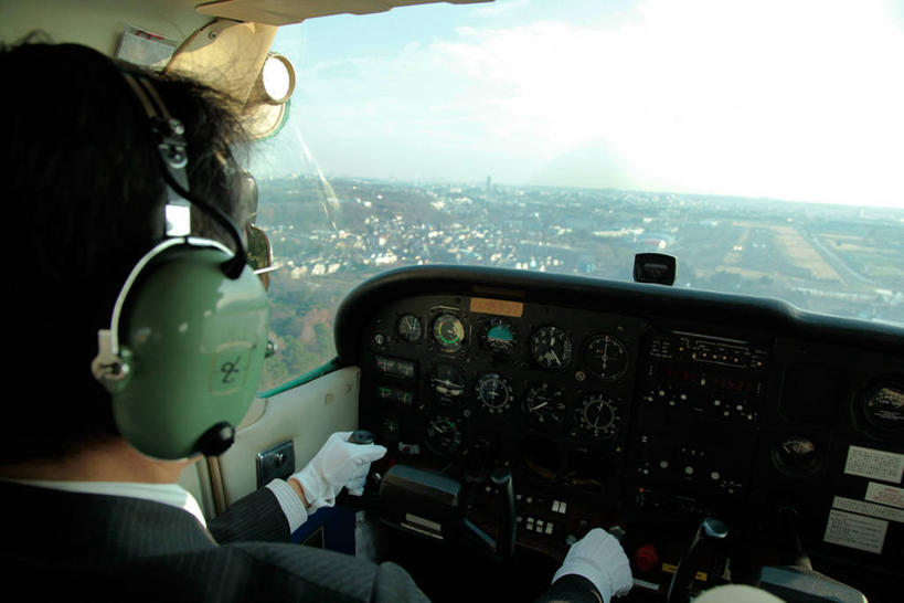 东方人,一个人,飞行员,家,坐,横图,俯视,室内,白天,工作服,制服,安全,机器,仪器,飞机,亚洲,仅一个男性,仅一个人,仅一个中年男性,握,朦胧,模糊,装饰,房屋,屋子,云,云朵,公寓,防护,交通,云彩,黄种人,设备,航空,洋房,楼房,住宅,蓝色,白云,蓝天,天空,方向盘,手套,交通工具,天,驾驶,行驶,温暖,握着,运输,一架,晴朗,耳罩,保暖,保护,华丽,点缀,控制,客机,御寒,载具,保险,隔音,耳套,保全,周全,安稳,安定,衬托,美观,雅致,雅观,耳护,工作制服,平安,男人,男性,中年男性,亚洲人,飞行人员,晴空,坐着,半身,彩图,高角度拍摄,工作套服,房子,飞机师