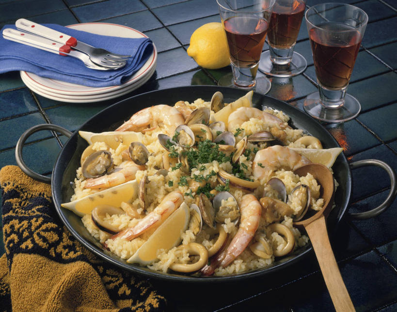 米饭,红酒,葡萄酒,无人,横图,俯视,室内,特写,白天,烹饪,西餐,餐桌,桌子,柠檬,杯子,餐具,厨具,水果,金属制品,阴影,朦胧,模糊,新鲜,反射,金属,叉子,碟子,高脚杯,锅子,盘,影子,勺子,生食,料理,食品,果实,红酒杯,酒类,饭,西班牙海鲜饭,锅铲,锅,菜肴,美食,玻璃制品,酒,食物,饮料,盘子,餐巾,酒杯,调羹,碟,汤匙,红葡萄酒,西式,佳肴,有机食品,绿色食品,餐台,锅具,五谷,葡萄酒杯,海鲜饭,烹饪用具,餐叉,保洁方巾,口布,玻璃杯,进餐用具,烹调用具,益母果,柠果,烹调,彩图,高角度拍摄