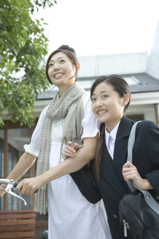 东方人,儿童,中年人,两个人,家庭,母亲,女儿,家,走,笑,微笑,露齿笑,竖图,室外,白天,正面,制服,纯洁,植物,自行车,亚洲,勾,挽,握,阴影,服装,朦胧,模糊,装饰,光线,包,书包,影子,房屋,屋子,公寓,注视,休闲装,黄种人,洋房,楼房,住宅,车,脚踏车,树,树木,小孩,衣服,绿色,阳光,自然,背包,围巾,交通工具,观察,看,休闲,温暖,温馨,母女,一家人,校服,休闲服,可爱,母爱,童年,童趣,勾着,握着,服饰,生长,成长,围脖,观看,保暖,华丽,单肩包,点缀,和睦,察看,御寒,关注,载具,挽着,童真,烂漫,无邪,学生服,衬托,美观,雅致,雅观,天真,女孩,女人,女性,中年女性,亚洲人,孩子,步行,散步,走路,半身,彩图,房子,日本校服,融洽,女生