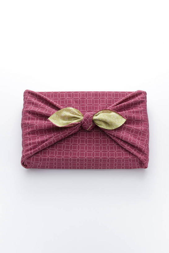 无人,竖图,俯视,室内,特写,白天,白色背景,静物,阴影,花纹,反射,布,图案,影子,食盒,布纹,盒子,紫色,容器,摄影,影棚,储藏,布匹,储存,彩图,高角度拍摄,影棚拍摄,拍摄,贮存