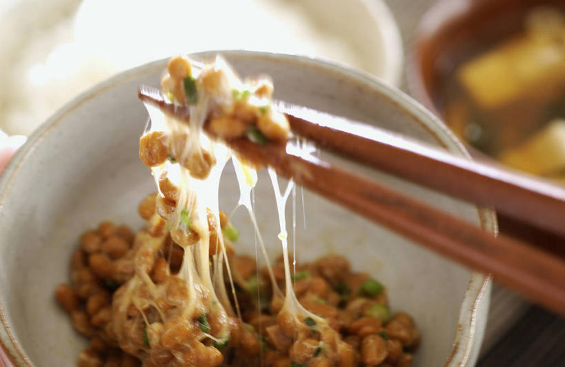 豆腐,无人,横图,俯视,室内,特写,白天,烹饪,筷子,大豆,餐具,阴影,朦胧,模糊,反射,影子,陶瓷,日本料理,味增汤,料理,食品,陶瓷制品,文化,传统,菜肴,美食,饮食,食物,容器,碗,日式料理,健康,日式,佳肴,储藏,礼节,纳豆,豆制品,储存,礼仪,发酵,酱豆,进餐用具,彩图,高角度拍摄,贮存