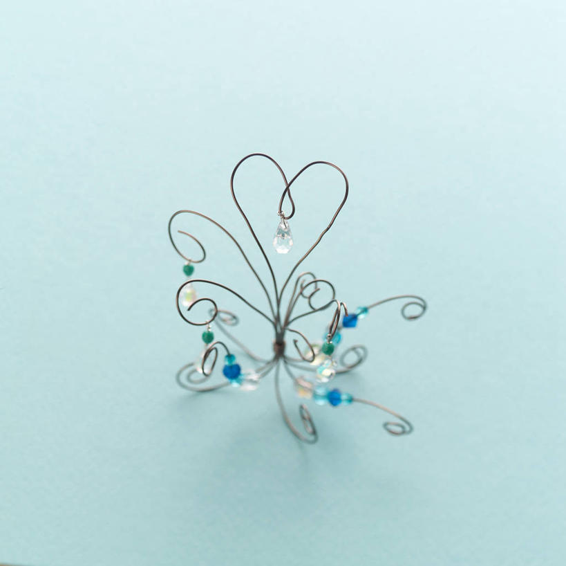 无人,横图,俯视,室内,特写,白天,爱情,静物,工艺美术品,阴影,蓝色背景,爱心,艺术,反射,影子,柱子,艺术品,浪漫,装饰品,饰品,首饰,铁丝,工艺品,温暖,温馨,心形,恩爱,摄影,影棚,工艺,美术,和睦,吊坠,心型,彩图,高角度拍摄,影棚拍摄,拍摄,融洽