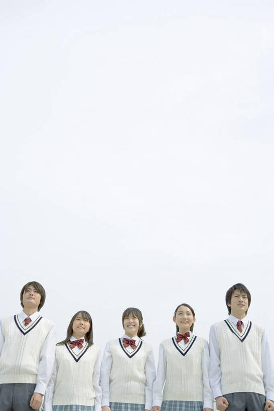 东方人,伙伴,朋友,站,竖图,室外,白天,正面,制服,友谊,亚洲,五个人,一排,阴影,服装,整齐,光线,影子,许多人,注视,黄种人,排列,蓝色,蓝天,天空,阳光,天,观察,看,站着,一群人,同学,校服,晴朗,观看,察看,校友,队列,关注,学生服,万里无云,同窗,学友,友情,男人,男性,年轻男性,年轻女性,女人,女性,亚洲人,晴空,晴空万里,站立,半身,彩图,日本校服