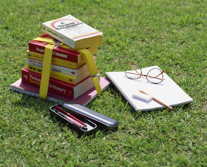 无人,横图,俯视,室外,特写,白天,草地,草坪,植物,书籍,阴影,光线,笔,影子,办公用品,记事本,铅笔盒,盒子,文具,草,绿色,阳光,本子,笔记本,容器,学习用品,书本,储藏,文具用品,储存,书,图书,彩图,高角度拍摄,贮存