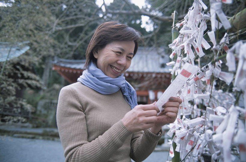 东方人,一个人,站,笑,微笑,露齿笑,横图,室外,白天,正面,毛衣,树林,植物,亚洲,仅一个女性,仅一个人,握,节日,朦胧,模糊,装饰,纸,神社,便签,拿,拿着,注视,黄种人,文化,树,树木,绿色,自然,围巾,低头,观察,看,祈祷,站着,仅一个中年女性,健康,温暖,握着,许愿,宗教,信仰,生长,成长,围脖,观看,纪念,保暖,神道,华丽,祈求,祭祀,点缀,察看,御寒,关注,线衫,衬托,美观,雅致,雅观,神道教,垂头,社屋,毛线衣,绒线衣,平安,女人,女性,中年女性,亚洲人,站立,半身,彩图,绒衣,套衫,套头毛衣,线衣,许愿签