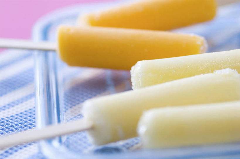 无人,横图,俯视,室内,特写,白天,餐桌,桌子,餐具,一排,阴影,朦胧,模糊,整齐,反射,碟子,盘,影子,清凉,棒冰,冰棍,排列,黄色,盘子,碟,冷饮,舒服,橙色,餐台,解暑,冰棒,队列,解渴,舒爽,消暑,冰条,彩图,高角度拍摄