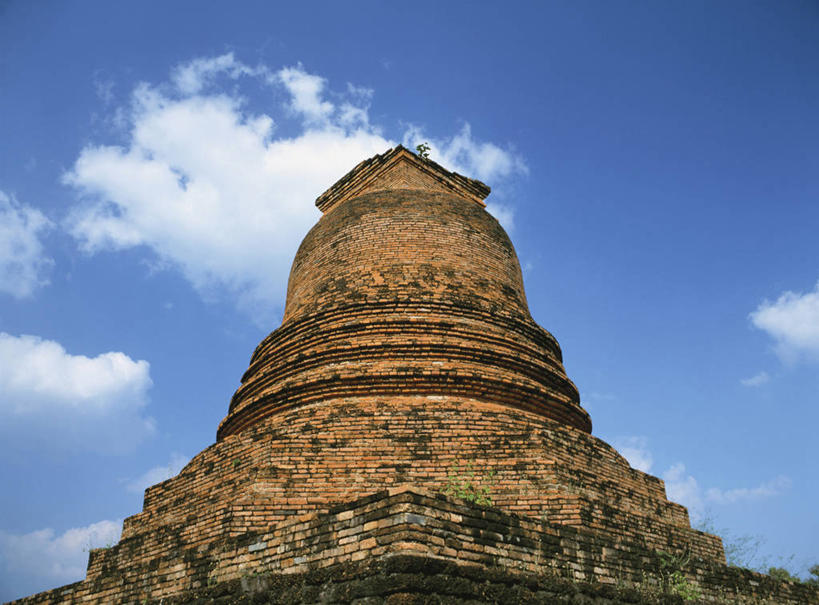 无人,公园,寺庙,横图,室外,白天,仰视,旅游,度假,名胜古迹,标志建筑,地标,建筑,泰国,亚洲,阴影,节日,遗迹,光线,影子,云,云朵,燃烧,云彩,古迹,文化,文物,娱乐,建设,古建筑,素可泰,蓝色,白云,蓝天,天空,阳光,香火,庙宇,天,祈祷,享受,休闲,健康,旅游胜地,放松,许愿,宗教,东南亚,信仰,晴朗,纪念,祈求,古文明,泰王国,玛哈泰寺,素可泰历史公园,平安,晴空,彩图,低角度拍摄,庙,寺,素可泰遗址公园