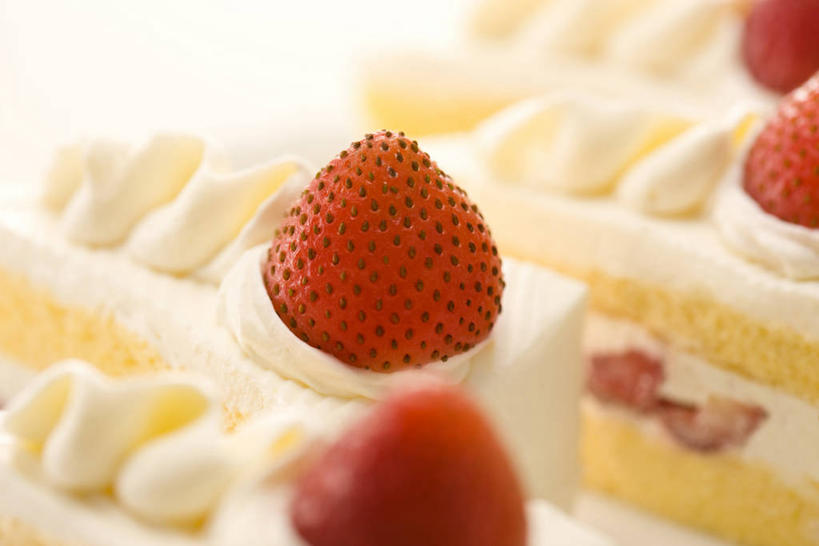 点心,无人,横图,俯视,室内,特写,白天,白色背景,下午茶,草莓,浆果,水果,朦胧,模糊,新鲜,生食,食品,果实,芝士蛋糕,食物,糕点,起司蛋糕,摄影,有机食品,绿色食品,影棚,洋莓,水果皇后,红莓,地莓,彩图,高角度拍摄,影棚拍摄,拍摄,干酪蛋糕,草莓芝士蛋糕,蛋糕