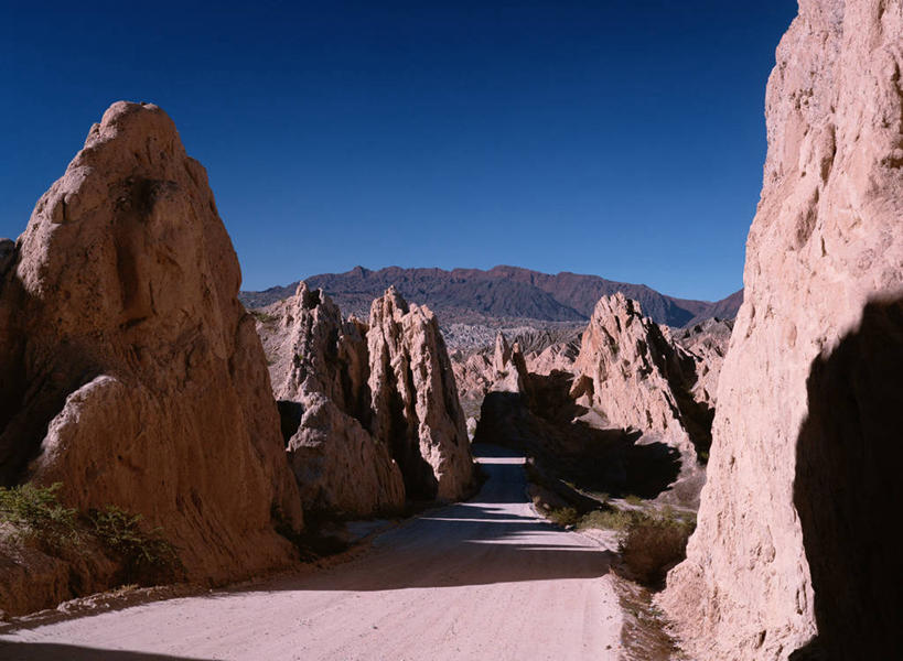 无人,横图,室外,白天,正面,旅游,度假,石头,美景,山,山脉,道路,路,阿根廷,阴影,光线,石子,影子,景观,山峰,小路,交通,山峦,娱乐,蓝色,蓝天,天空,阳光,自然,群山,天,享受,休闲,景色,南美,放松,晴朗,南美洲,拉丁美洲,自然风光,美洲,万里无云,亚美利加洲,南亚美利加洲,阿根廷共和国,萨尔塔,萨尔塔省,石块,岩石,晴空,晴空万里,彩图
