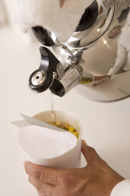 面食,面条,东方人,手,一个人,竖图,俯视,室内,特写,白天,烹饪,水,杯子,亚洲,仅一个男性,仅一个人,握,服装,朦胧,模糊,壶,液体,水滴,面,日本料理,料理,食品,拿,拿着,休闲装,黄种人,拉面,菜肴,美食,水壶,食物,仅一个年轻男性,衣服,茶壶,容器,纸制品,日式料理,休闲,日式,手部,休闲服,握着,服饰,佳肴,纸杯,单手,烧水壶,杯面,日本拉面,男人,男性,年轻男性,亚洲人,半身,彩图,高角度拍摄,日本杯面