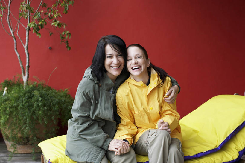 东方人,两个人,家庭,母亲,女儿,坐,握手,抱,笑,微笑,露齿笑,横图,室外,白天,正面,植物,椅子,亚洲,盆栽,墙,盆景,注视,黄种人,墙壁,墙面,红色,绿色,自然,观察,看,温暖,温馨,母女,一家人,母爱,生长,成长,抱着,观看,保暖,和睦,察看,贵妃椅,搂着,防寒,御寒,关注,雨衣,透气,防水,冲锋服,冲锋衣,防潮,户外用品,年轻女性,女人,女性,中年女性,亚洲人,搀手,拉手,搂,搂抱,手拉手,手握手,坐着,半身,彩图,融洽,贵妃榻