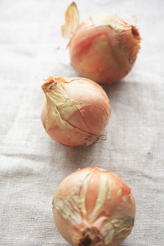 无人,竖图,俯视,室内,特写,白天,蔬菜,洋葱,阴影,花纹,朦胧,模糊,新鲜,反射,布,图案,影子,食品,布纹,食物,三个,有机食品,绿色食品,布匹,玉葱,荷兰葱,圆葱,洋葱头,球葱,葱头,彩图,高角度拍摄,黄洋葱