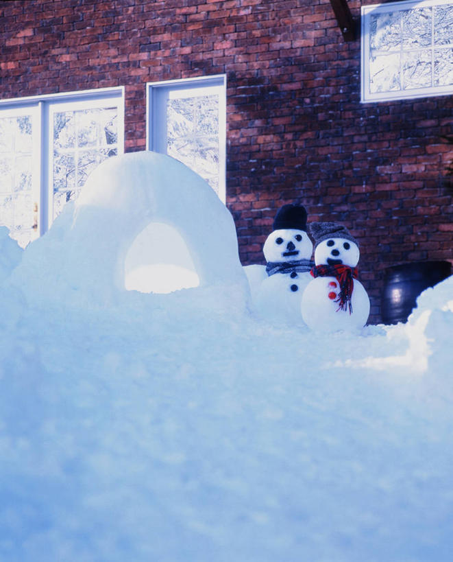 无人,竖图,室外,白天,正面,游戏,美景,雪,大雪,帽子,阴影,装饰,光线,影子,房屋,墙,屋子,积雪,景观,雪景,雪人,冬季,冬天,玩,文化,娱乐,墙壁,墙面,阳光,自然,围巾,休闲,温暖,景色,寒冷,围脖,活动,保暖,华丽,点缀,御寒,发泄,消遣,智力,自然风光,宣泄,衬托,美观,雅致,雅观,棉帽,严寒,雪屋,玩耍,嬉戏,彩图,房子,小屋,拟人