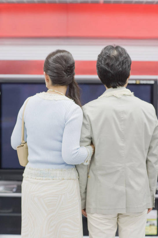 东方人,中年人,两个人,家庭,夫妻,商店,站,竖图,室内,白天,爱情,亚洲,阴影,服装,反射,包,皮包,影子,浪漫,休闲装,黄种人,商铺,一个,背面,衣服,手挽手,站着,休闲,温暖,温馨,一家人,休闲服,恩爱,恋人,服饰,单个,单肩包,和睦,市肆,商号,男人,男性,女人,女性,中年男性,中年女性,亚洲人,夫妇,情侣,站立,半身,彩图,店铺,伴侣,融洽