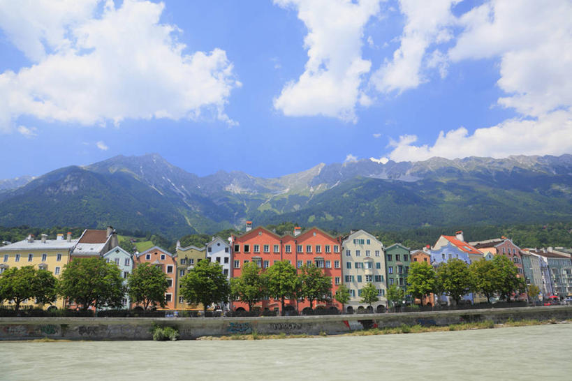 无人,家,横图,室外,白天,正面,度假,河流,美景,山,山脉,水,植物,城市风光,城市,奥地利,欧洲,阴影,光线,影子,房屋,屋子,河水,景观,山峰,水流,云,云朵,公寓,山峦,云彩,娱乐,洋房,楼房,住宅,树,树木,蓝色,绿色,白云,蓝天,天空,阳光,自然,群山,天,享受,休闲,景色,放松,生长,晴朗,成长,中欧,首府,因斯布鲁克,奥地利共和国,蒂罗尔,蒂罗尔州,晴空,彩图,房子