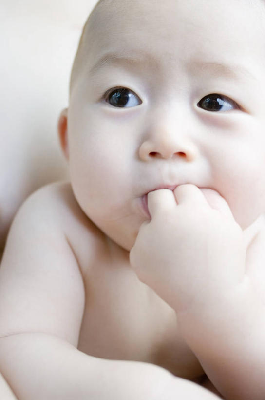 东方人,婴儿,儿童,脸,头,脸颊,一个人,竖图,室内,特写,白天,正面,纯洁,亚洲,仅一个人,阴影,反射,影子,注视,黄种人,裸露,肩膀,小孩,观察,看,可爱,活泼,观看,察看,关注,宝宝,裸,吸吮,纯真,烂漫,无邪,伶俐,天真,亚洲人,孩子,头部,脸部,脸蛋,面部,半身,彩图