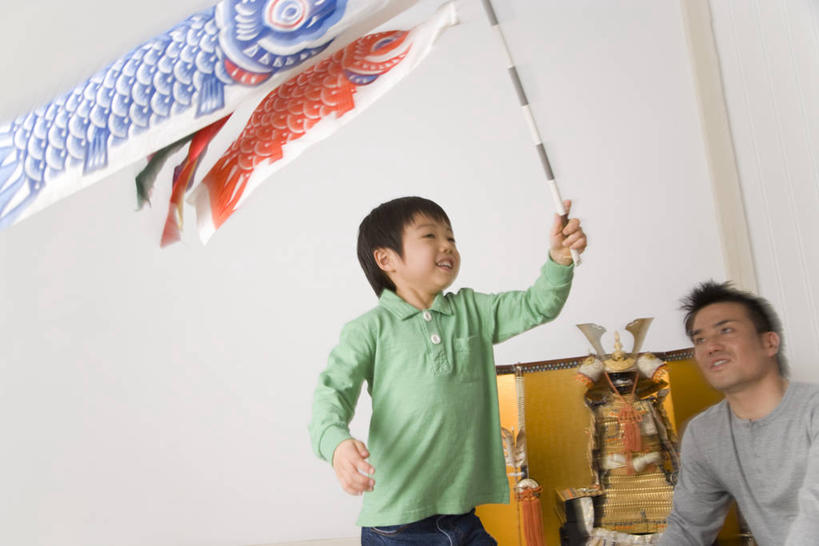 东方人,儿童,中年人,两个人,家庭,父亲,儿子,站,坐,举,笑,微笑,露齿笑,横图,室内,白天,正面,纯洁,旗帜,日本,亚洲,握,服装,节日,朦胧,模糊,庆祝,鲤鱼旗,拿,拿着,注视,休闲装,黄种人,文化,旗子,小孩,衣服,观察,看,祈福,托,站着,庆典,休闲,温暖,温馨,父子,一家人,休闲服,父爱,可爱,童年,童趣,握着,服饰,观看,纪念,祈求,和睦,察看,关注,童真,烂漫,无邪,旌旗,旗号,鲤鱼节,男孩节,日本男孩节,子供之日,鲤帜,天真,男孩,男人,男性,中年男性,亚洲人,孩子,举起,举手,举着,向上举,向上伸,向上托,站立,坐着,半身,彩图,融洽,男生