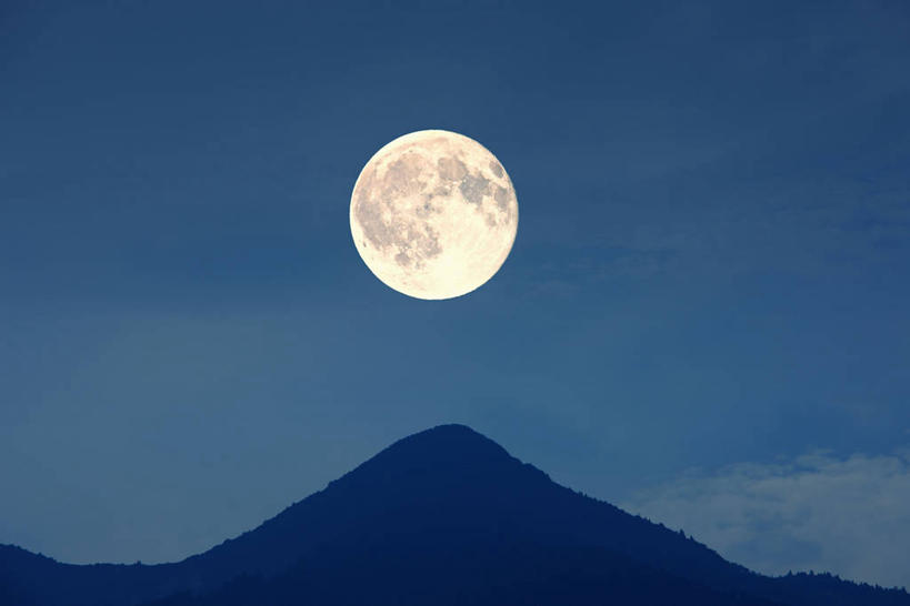 无人,横图,室外,夜晚,正面,旅游,度假,美景,山,山脉,景观,山顶,山峰,月亮,满月,山峦,月光,背光,娱乐,自然,群山,享受,休闲,景色,放松,明亮,自然风光,逆光,皎洁,颠峰,极峰,彩图