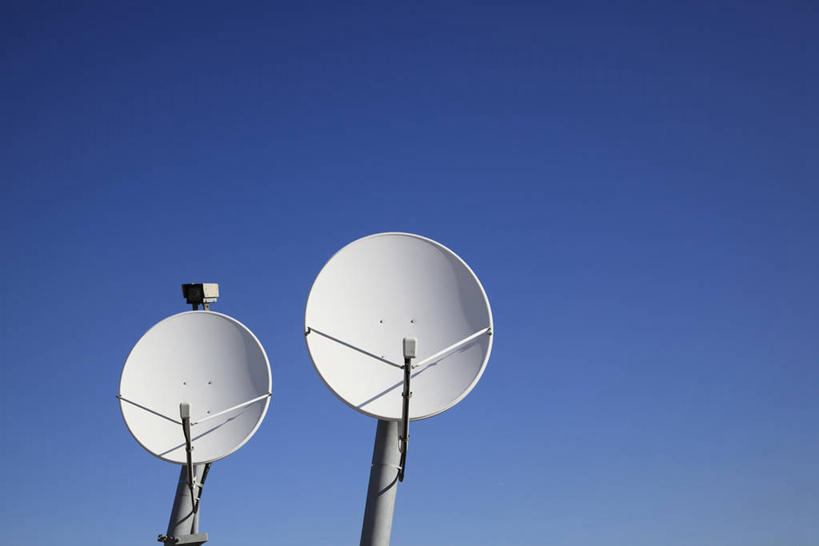 无人,横图,室外,白天,仰视,天线,卫星,阴影,光线,影子,两个,蓝色,蓝天,天空,阳光,天,晴朗,信号,无线电,卫星天线,万里无云,卫星通信,卫星信号,晴空,晴空万里,彩图,低角度拍摄