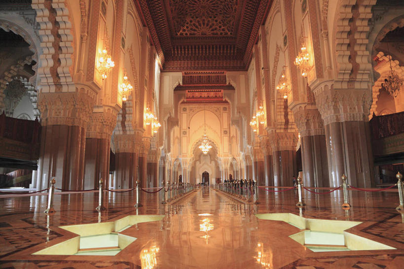 无人,横图,室内,白天,仰视,旅游,度假,名胜古迹,门,标志建筑,地标,建筑,照明,非洲,摩洛哥,阴影,节日,遗迹,光线,壁灯,影子,墙,拱门,灯光,古迹,文化,文物,娱乐,建设,古建筑,墙壁,墙面,灯,灯具,门框,祈祷,享受,休闲,健康,旅游胜地,放松,许愿,宗教,信仰,纪念,祈求,照亮,伊斯兰教,照明设备,清真寺,古文明,阿非利加洲,摩洛哥王国,卡萨布兰卡,达尔贝达,摩洛哥肺叶,哈桑二世清真寺,平安,彩图,低角度拍摄