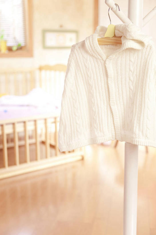 无人,竖图,室内,白天,正面,婴儿服装,安全,床,卧室,衣架,吊挂,悬挂,阴影,服装,朦胧,模糊,反射,影子,挂,衣服,舒服,服饰,单人床,婴儿用品,婴儿床,保护,舒适,衣着,穿着,衣饰,挂衣架,晾衣架,彩图,婴儿服,睡房,卧房