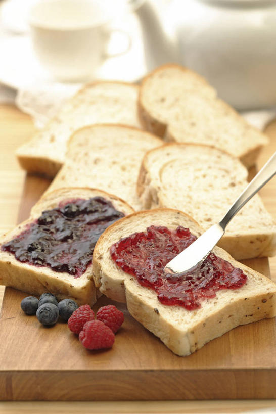 点心,面包,无人,竖图,俯视,室内,特写,白天,餐桌,桌子,浆果,蓝莓,餐具,水果,阴影,朦胧,模糊,新鲜,反射,工具,影子,生食,食品,面点,果实,案板,刀具,吐司,砧板,食物,糕点,刀,果酱,有机食品,绿色食品,餐台,法式面包,餐刀,山莓,树莓,三月泡,四月泡,山抛子,刺葫芦,悬钩子,馒头菠,高脚菠,龙船泡,泡儿刺,吐司面包,蓝莓酱,果子酱,山都柿,蓝浆果,蓝靛果,彩图,高角度拍摄,多士,听型面包,都柿,笃斯