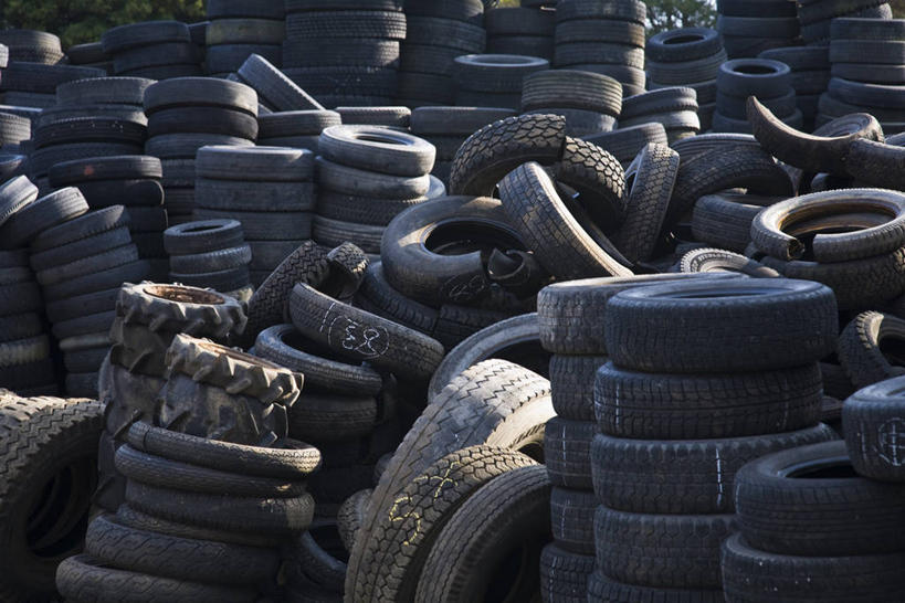 无人,横图,室外,白天,正面,一排,许多,阴影,整齐,光线,影子,很多,排列,黑色,阳光,轮胎,橡胶,堆,队列,橡胶制品,车胎,彩图,外胎