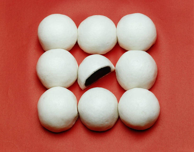 无人,横图,俯视,室内,特写,白天,烹饪,一排,许多,阴影,红色背景,整齐,并列,并排,反射,影子,日本料理,料理,食品,年糕,甜点,很多,菜肴,美食,食物,糕点,排列,白色,日式料理,甜食,日式,摄影,佳肴,影棚,队列,平行,彩图,高角度拍摄,影棚拍摄,拍摄,年年糕