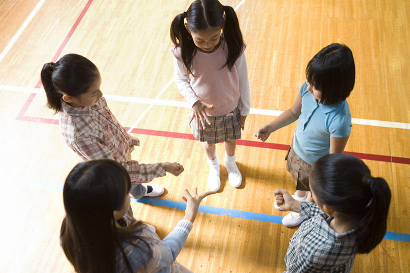 东方人,儿童,伙伴,朋友,健身房,站,笑,微笑,横图,俯视,室内,白天,裙子,游戏,友谊,纯洁,地板,亚洲,五个人,阴影,服装,反射,影子,地面,许多人,玩,注视,休闲装,黄种人,娱乐,木地板,小孩,衣服,低头,观察,看,站着,一群人,休闲,休闲服,可爱,童年,童趣,短裙,服饰,观看,活动,半身裙,百褶裙,猜拳,察看,发泄,关注,消遣,智力,童真,烂漫,无邪,宣泄,垂头,天真,友情,女孩,女人,女性,亚洲人,玩耍,嬉戏,站立,半身,彩图,高角度拍摄,健身馆,石头剪刀布,石头剪子布,女生