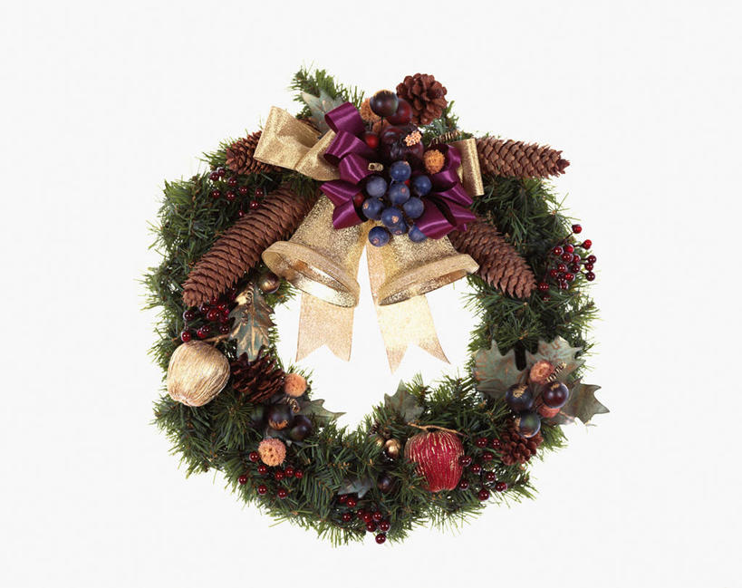 无人,横图,室内,特写,白天,白色背景,正面,装饰,挂饰,花环,铃铛,坚果,果实,松果,干果,摄影,冬青,影棚,希望,华丽,修饰,圣诞花环,点缀,生命,松塔,槲寄生,北寄生,桑寄生,柳寄生,黄寄生,冻青,寄生子,衬托,美观,雅致,雅观,圣诞圈,丰饶,圣诞铃铛,彩图,影棚拍摄,拍摄