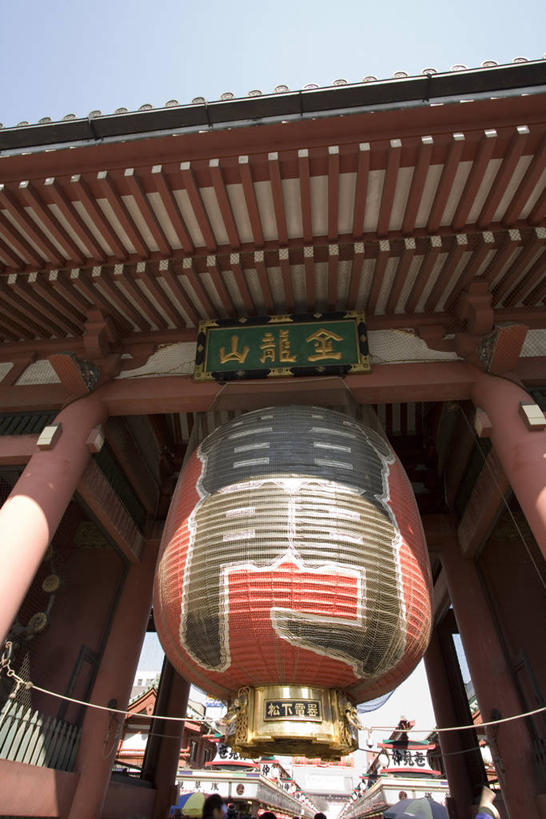 无人,竖图,室外,白天,仰视,旅游,度假,标志建筑,地标,建筑,照明,东京,日本,亚洲,阴影,光线,日文,标志,灯笼,文字,影子,纸灯笼,字符,娱乐,标识,建设,蓝色,蓝天,天空,阳光,灯具,天,享受,休闲,汉字,浅草寺,旅游胜地,放松,晴朗,照亮,照明设备,中文,东亚,本州,万里无云,关东地方,本州岛,日本国,东京都,浅草雷门观音寺,浅草观音寺,金龙山浅草寺,日语,国文,华文,浅草,台东区,晴空,晴空万里,彩图,低角度拍摄