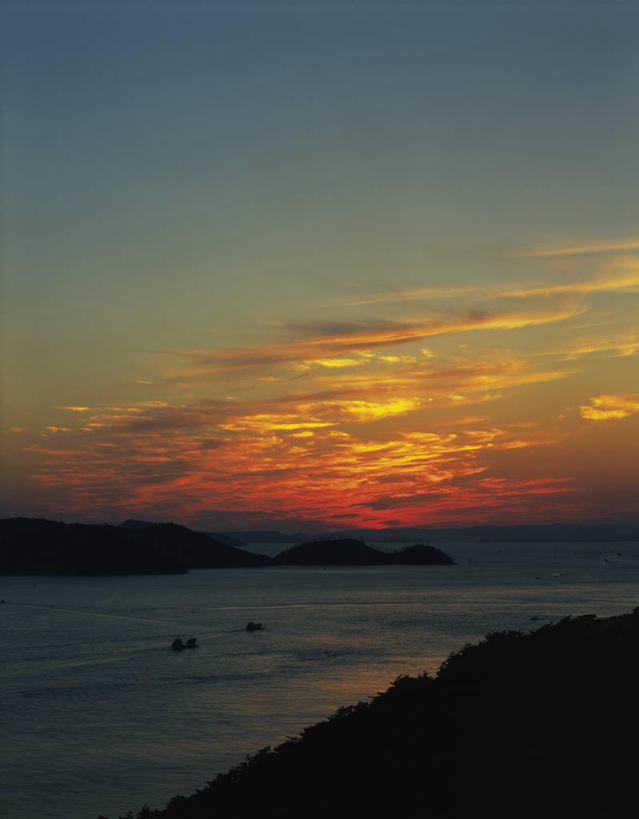 无人,竖图,室外,白天,正面,旅游,度假,海浪,海洋,美景,日落,山,山脉,轮船,船,日本,亚洲,波纹,飞溅,溅,液体,景观,浪花,山峰,水滴,晚霞,霞光,落日,山峦,背光,娱乐,水珠,水纹,自然,海水,黄昏,船尾波,交通工具,波浪,群山,享受,休闲,景色,彩霞,放松,喷洒,自然风光,载具,逆光,海景,东亚,本州,本州岛,日本国,濑户内海,中国地方,冈山,冈山县,夕照,薄暮,大海,风浪,海,海水的波动,近岸浪,涌浪,夕阳,彩图,傍晚,斜阳